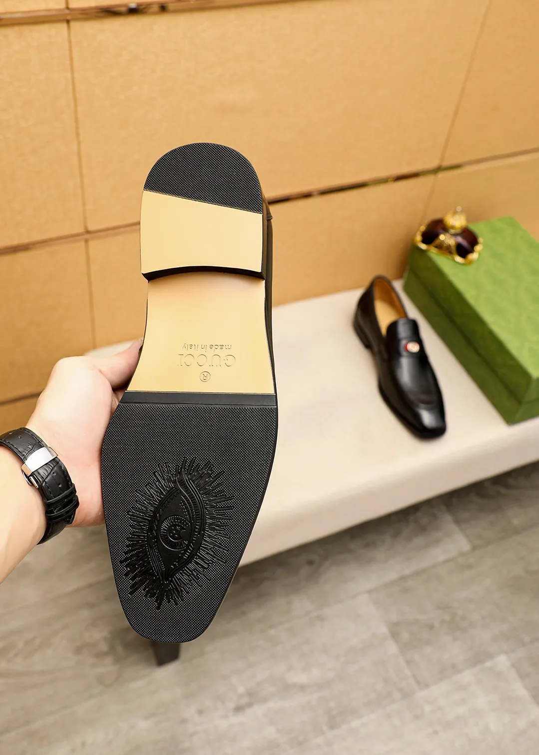 Men's shoes 💰442 💐 Product trademark: GUCCI "Gucci" casual leather shoes Regular size: 38-44 (45.46🉑️customized) Product materials: Selected imported first-layer calfskin upper + luxury hardware buckle, imported small dyed cowhide leather lining. Strong three-dimensional visual effect, combined outsole Color: 1⃣️color optional